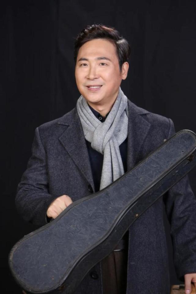 封面新闻记者电话采访了著名歌唱家廖昌永,他正在片场忙着拍摄电影