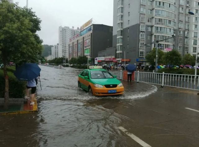二龙山水库提闸放水商洛城区遭暴雨袭击致敬暴雨中这些美丽的身影