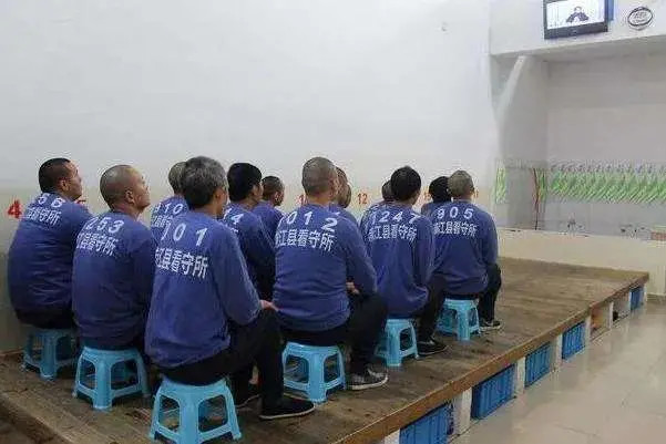 看守所是睡大通铺吗?"马甲"颜色不同代表什么?