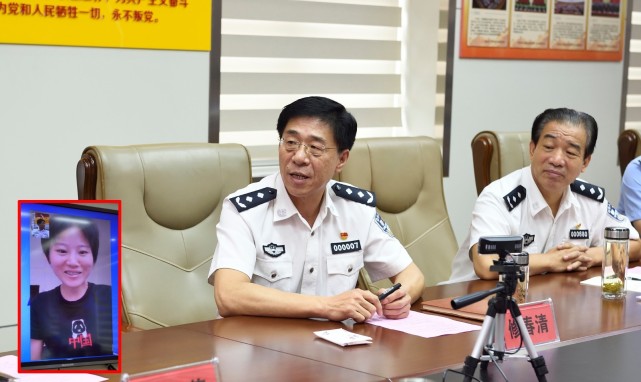 在滕州市公安局荆河派出所,修春清与正在深圳住院的