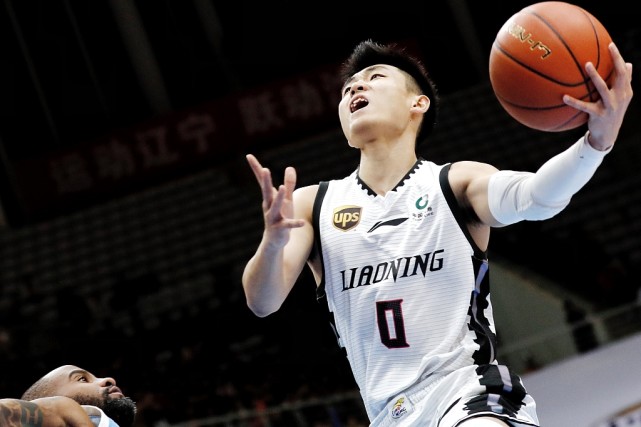 高诗岩连拿4个前场篮板力助辽宁实现逆转解说员他身高三米