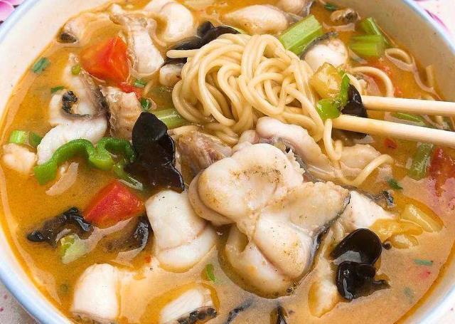 在武汉这家面馆,一碗面条卖到50元,人们仍然排队来吃,实在太香