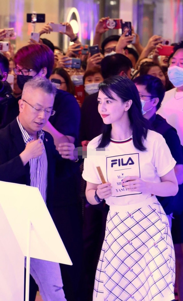 高圆圆|41岁高圆圆商场亮相被包围，路人镜头曝光真实颜值