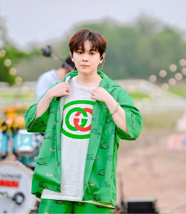 尤长靖又胖了?穿绿色套装小脸肥嘟嘟,网友:男孩子胖一点才可爱|尤长靖