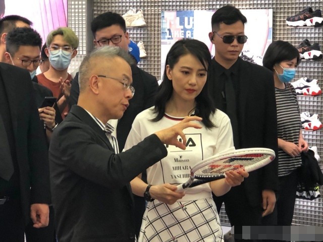 高圆圆|41岁高圆圆商场亮相被包围，路人镜头曝光真实颜值