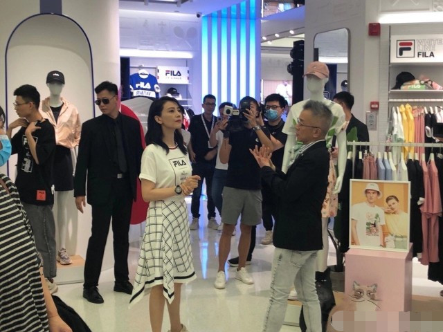 高圆圆|41岁高圆圆商场亮相被包围，路人镜头曝光真实颜值