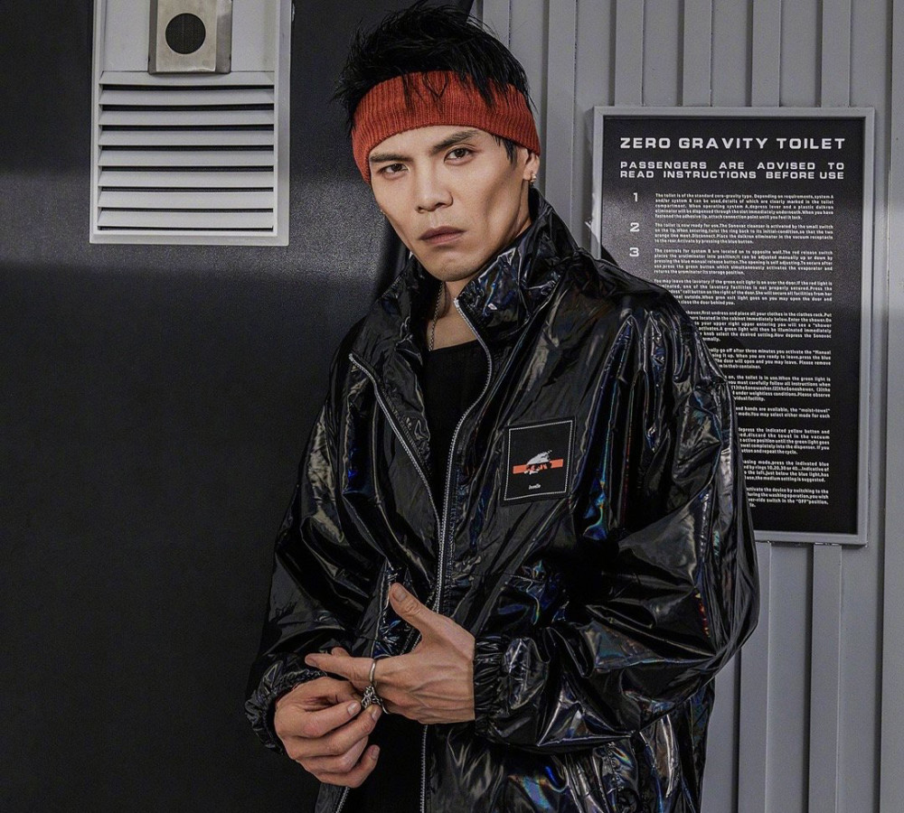 郭碧婷|郭碧婷上线20余次不表态，向佐删除“将升级当爸爸”动态