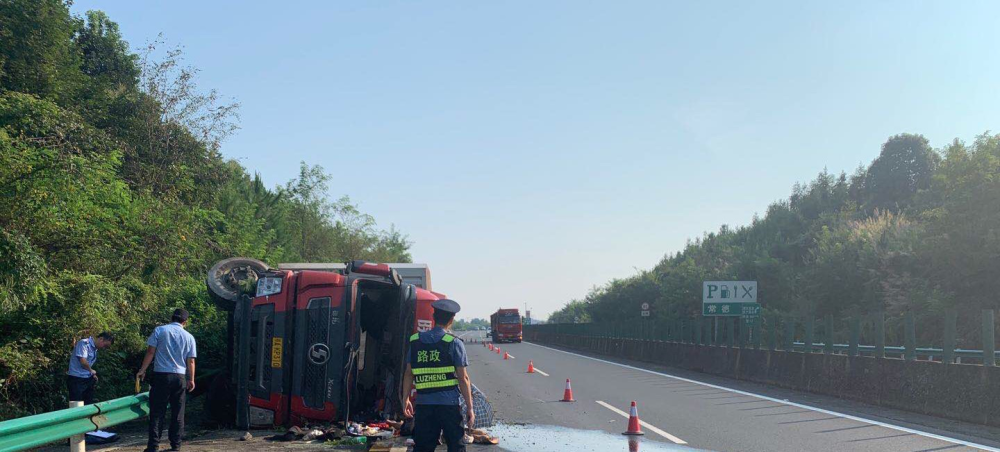 事故現場,路政員熊磊說當時太陽非常猛,高速路上又沒有一點遮蔭的地方