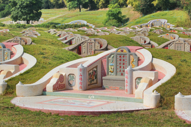 所以,从古至今,中国人非常重视对祖坟的修缮,常常将祖坟修得平平整整