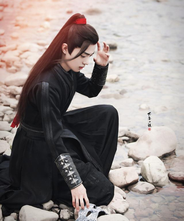 大,犹怜草木青"的夷陵老祖诠释出自己的魅力,这个黑衣红发带的造型