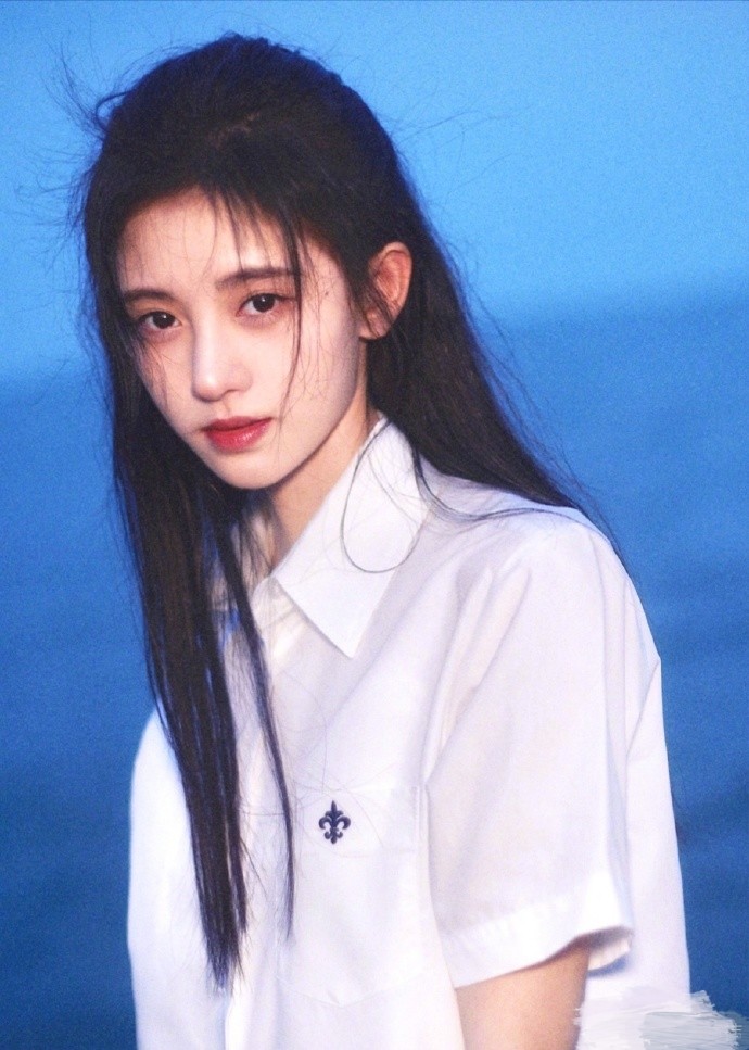鞠婧祎|团队将粉丝赶出电梯，被指责耍大牌，鞠婧祎发文感谢保护她的人