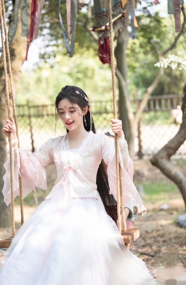 鞠婧祎|团队将粉丝赶出电梯，被指责耍大牌，鞠婧祎发文感谢保护她的人