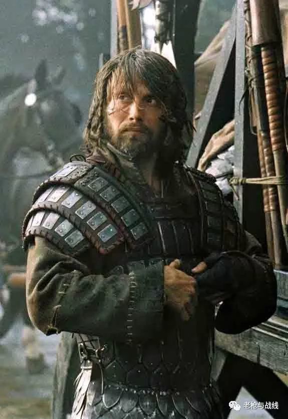 与布里根丁甲不同之处是金属片镶嵌在外而不是在内包裹,且甲块较大.