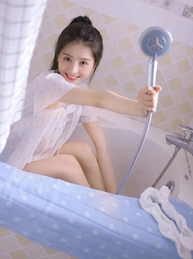 时尚而漂亮的,性感与俏皮的,爱美女生就这样穿搭