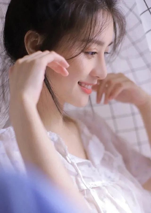 时尚而漂亮的,性感与俏皮的,爱美女生就这样穿搭