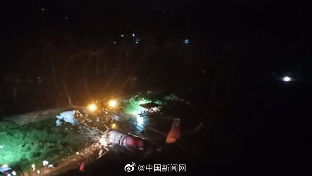 印度_社会|印度客机降落时冲出跑道机身断裂，乘客多为因疫情被困的印度侨民