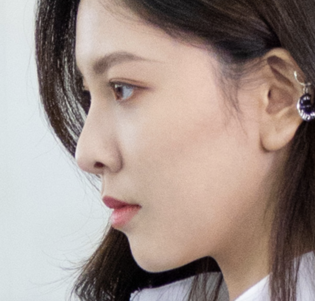 杨超越从鼻头到上唇的长度,所以宋妍霏看起来是成熟且有一点攻击性的