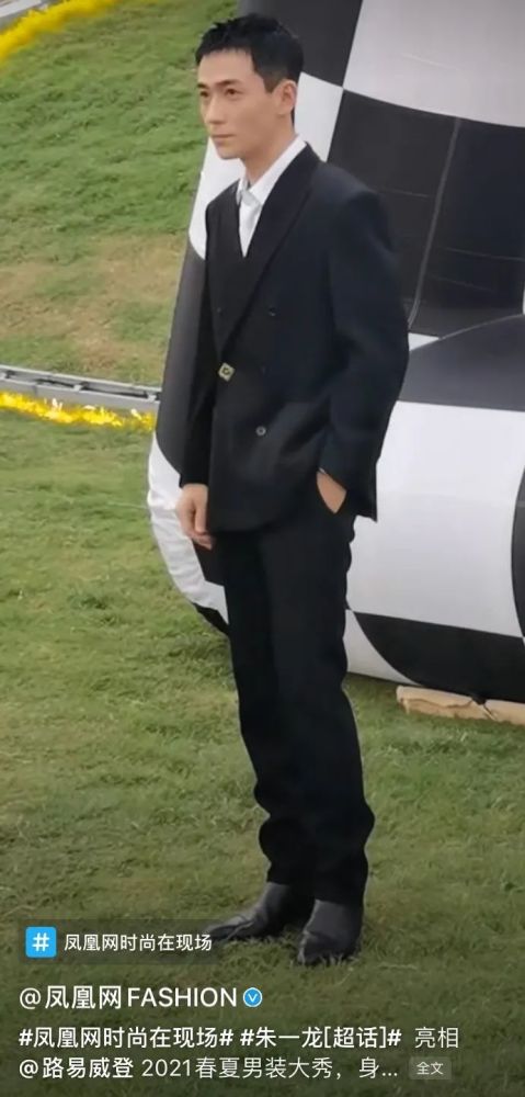 钟楚曦|钟楚曦和迪丽热巴都救不活的红毯秀得是多土？