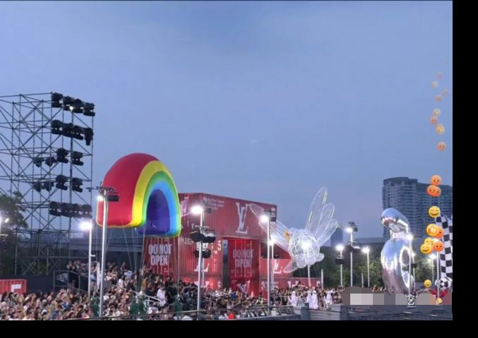 钟楚曦|钟楚曦和迪丽热巴都救不活的红毯秀得是多土？