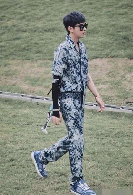 钟楚曦|钟楚曦和迪丽热巴都救不活的红毯秀得是多土？