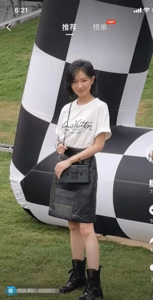 钟楚曦|钟楚曦和迪丽热巴都救不活的红毯秀得是多土？