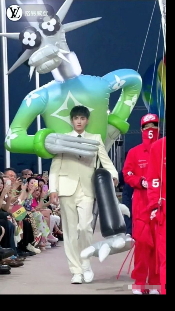 钟楚曦|钟楚曦和迪丽热巴都救不活的红毯秀得是多土？