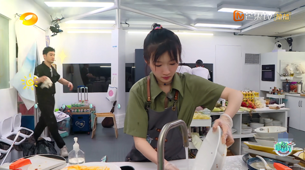 赵丽颖|《中餐厅4》咖位高搞特殊？赵丽颖提前收工不干活，背后原因无奈