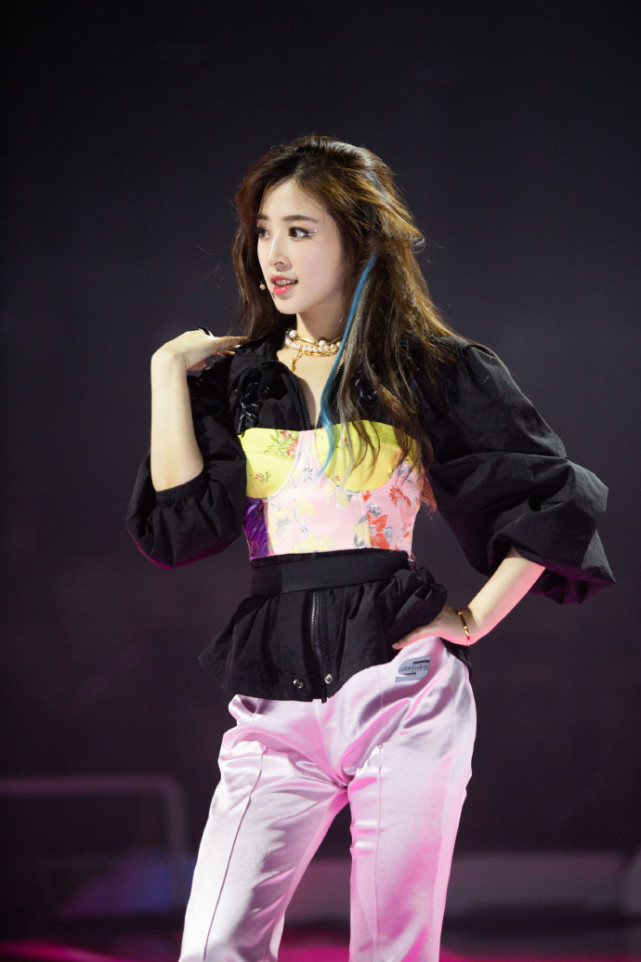 把发型换成双马尾的张含韵,颜值开挂?说她有31岁我第一个不信