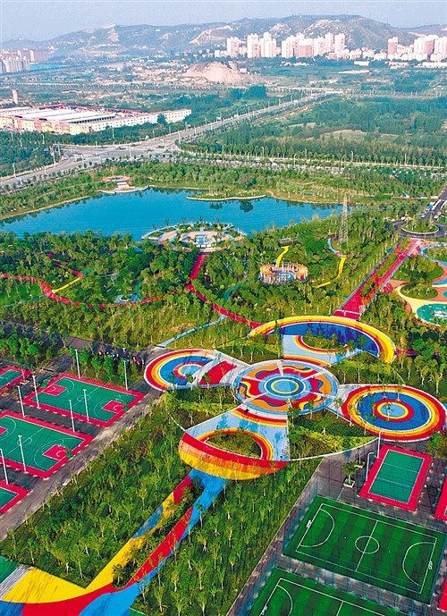 图为河北省邯郸市峰峰矿区由采煤沉陷区改造而成的城市运动公园.