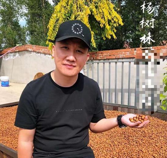 赵本山|63岁赵本山近照沧桑，身形暴瘦眼睛睁不开，杨树林对师父毕恭毕敬