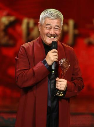 赵本山|63岁赵本山近照沧桑，身形暴瘦眼睛睁不开，杨树林对师父毕恭毕敬