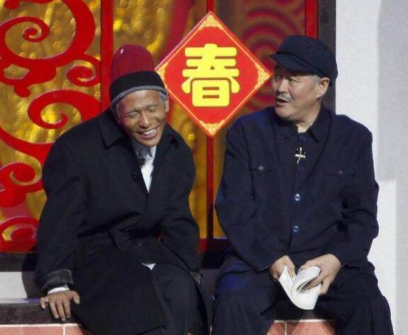 赵本山|63岁赵本山近照沧桑，身形暴瘦眼睛睁不开，杨树林对师父毕恭毕敬