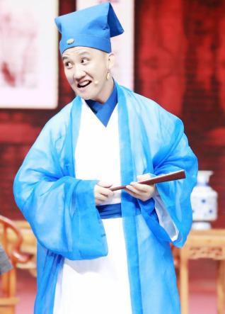 赵本山|63岁赵本山近照沧桑，身形暴瘦眼睛睁不开，杨树林对师父毕恭毕敬