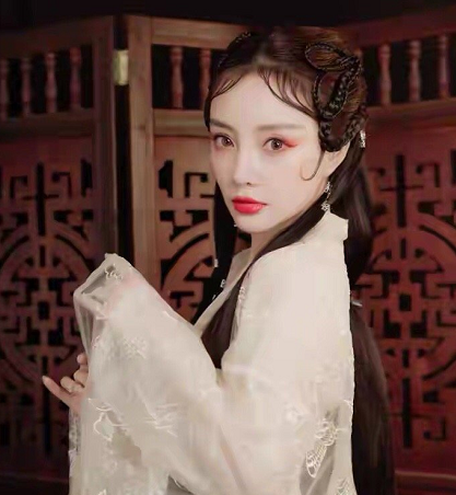 李小璐晒最新古装写真气质温柔知性似少女只是发际线堪忧