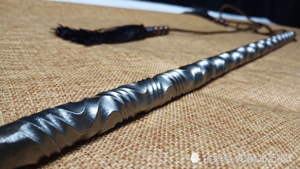 常用的鞭法有劈,扫,扎,抽,划,架,拉,截,摔,刺,撩等