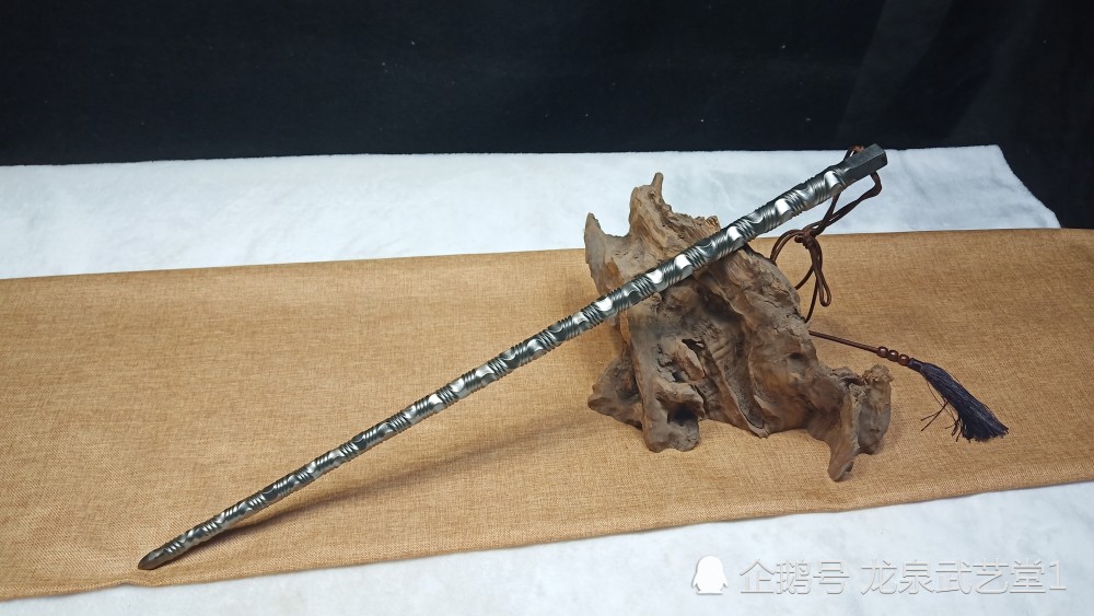 常用的鞭法有劈,扫,扎,抽,划,架,拉,截,摔,刺,撩等