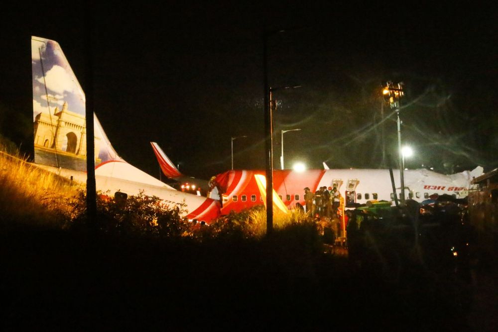 印度_社会|印度客机冲出跑道 已致17人死亡