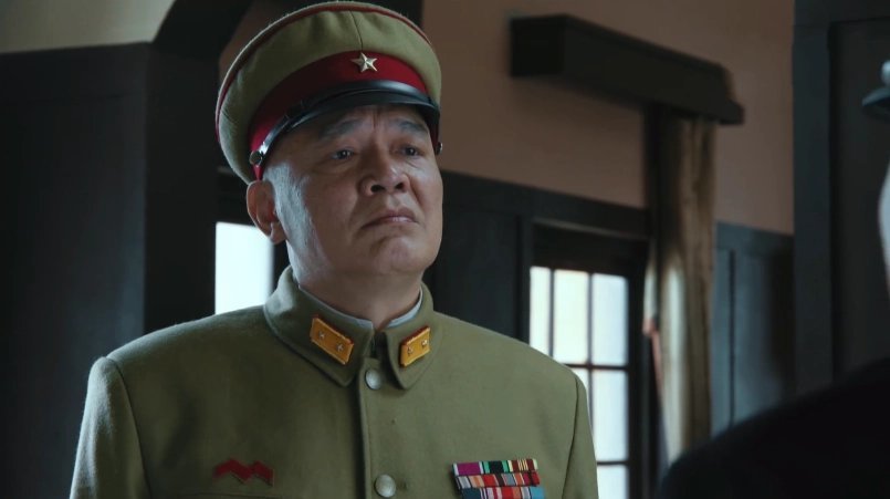 剧中日军官兵的军服,就错误多多了.