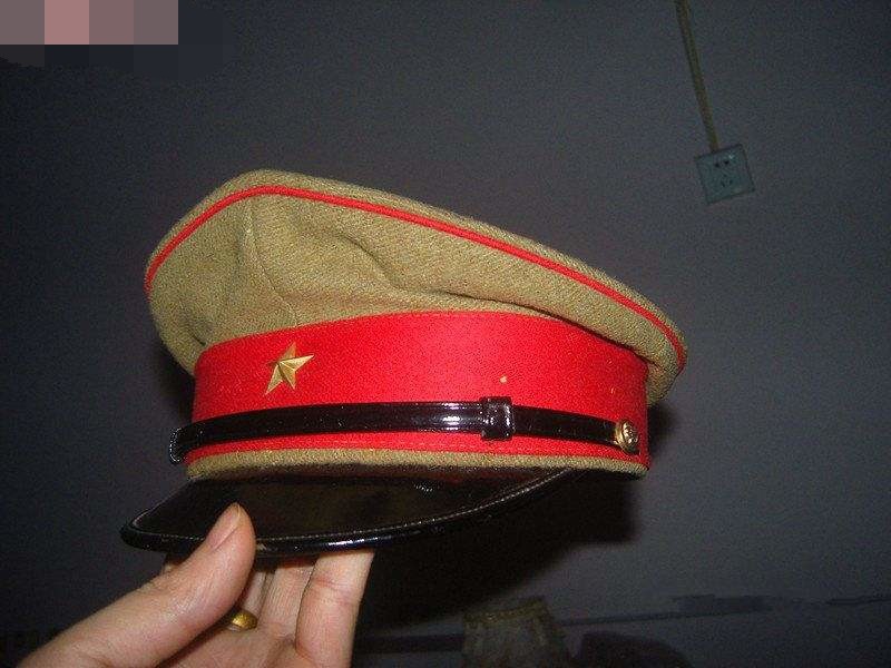 图14:昭和五式大檐帽前面帽墙高,和成田戴的不一样而剧中日本宪兵的