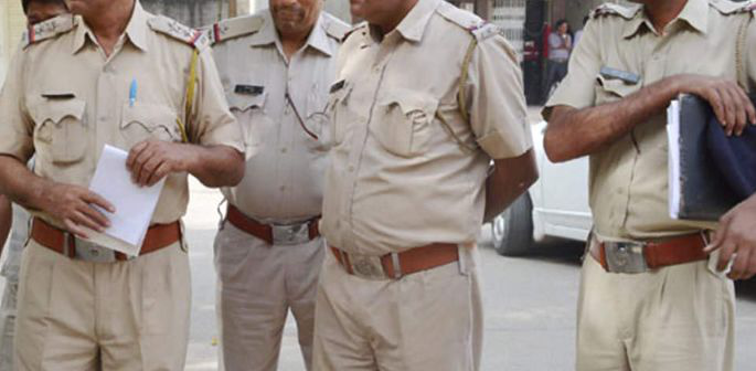 穆罕默德·穆斯塔克|男子因不满邻居妻子穿短裤而将夫妻俩杀害，回家后又服毒自杀