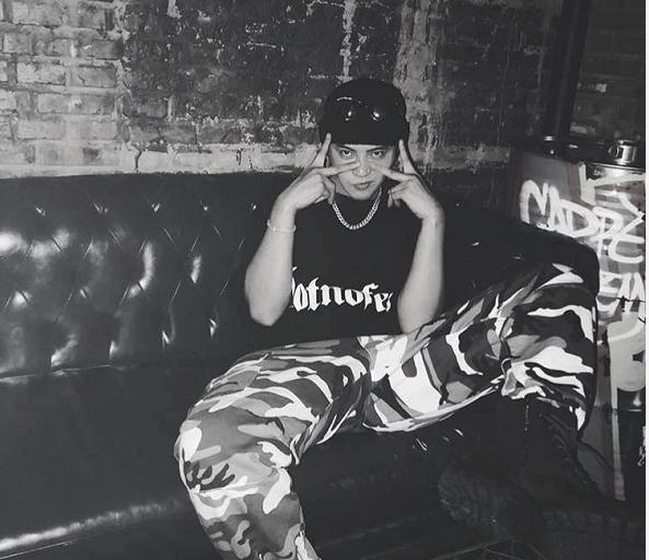 周扬青|网红变富婆？周扬青为名下店铺做宣传，一件T恤卖价上万还秒光