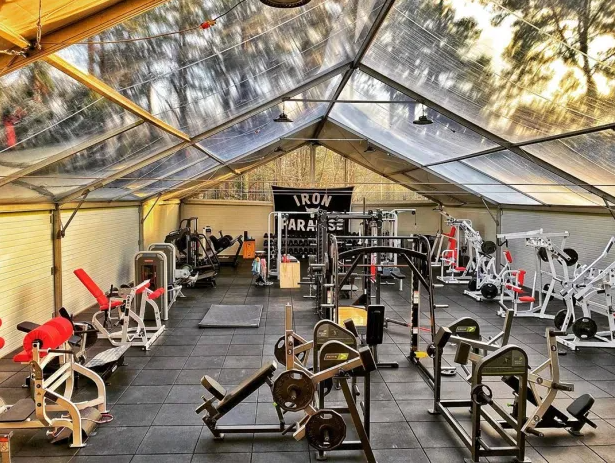 "巨石强森"花上亿购买橄榄球队,带着健身房周游世界极尽奢华