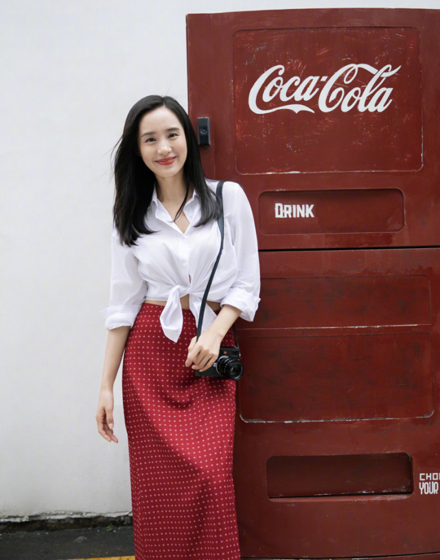 这是38岁的"秋雅"?别人围一圈的裙子她要两圈,腰围让人崩溃