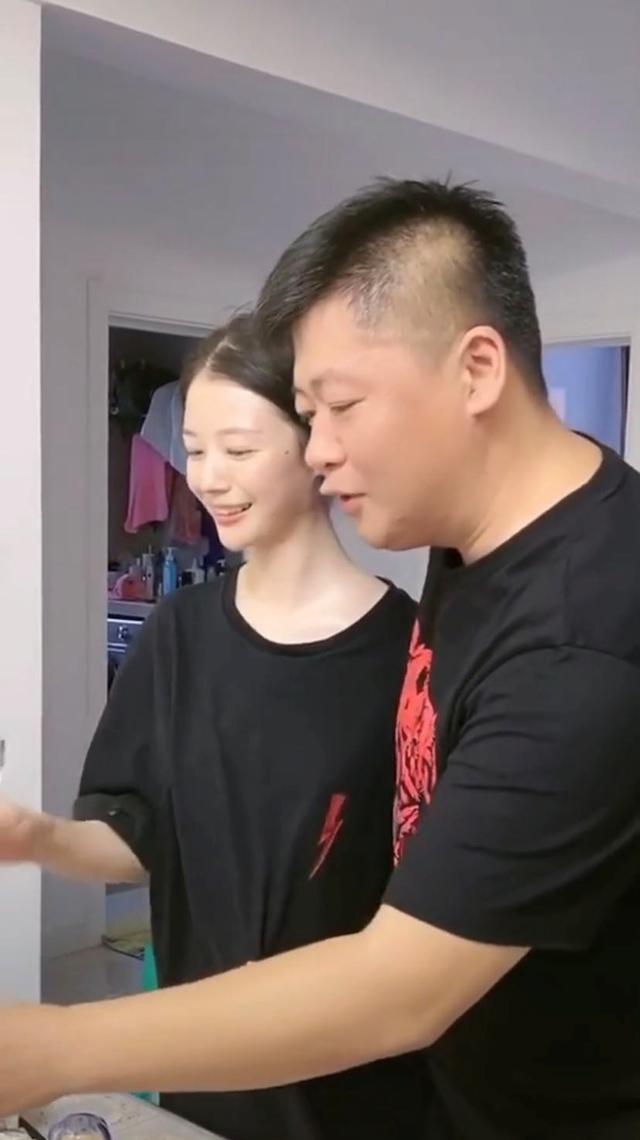 谢永强夫妇给父亲庆生小12岁娇妻皮肤奶白一句阿爸太温柔