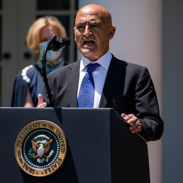 特朗普|特朗普想催疫苗快点出好拉选票，结果首席科学家表示，敢逼他就立刻辞职