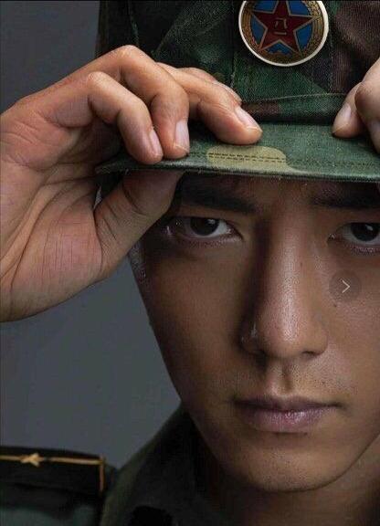 肖战|试水复出？娱记曝肖战想接献礼剧为自己洗白，团队计划走红专路线