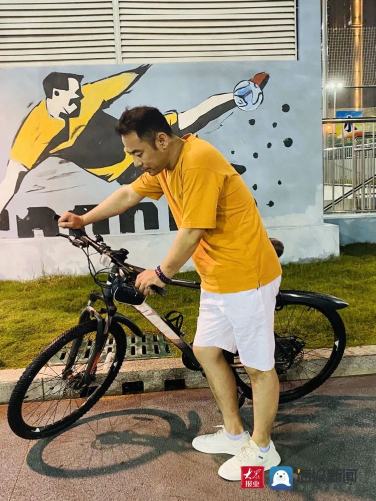 "日照飞哥"跳广场舞火遍全国!年轻人都跟着他跳