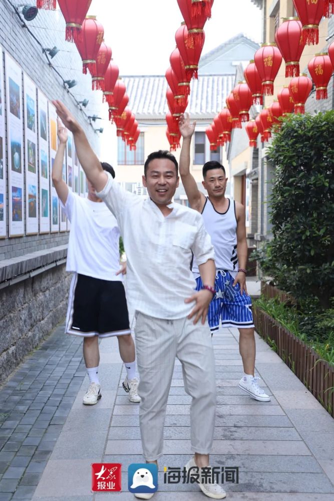 "日照飞哥"跳广场舞火遍全国!年轻人都跟着他跳