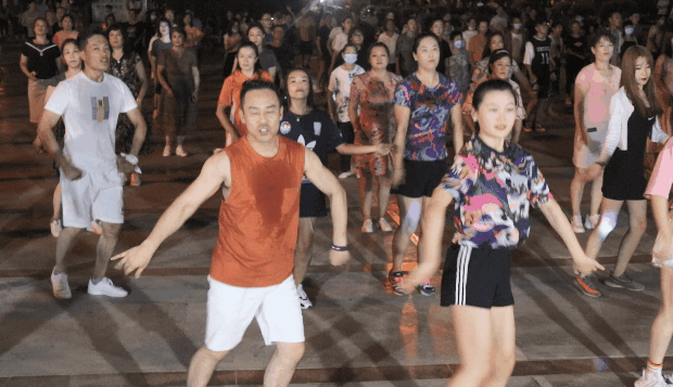 厉害了日照飞哥跳广场舞火遍全国年轻人都跟着他跳