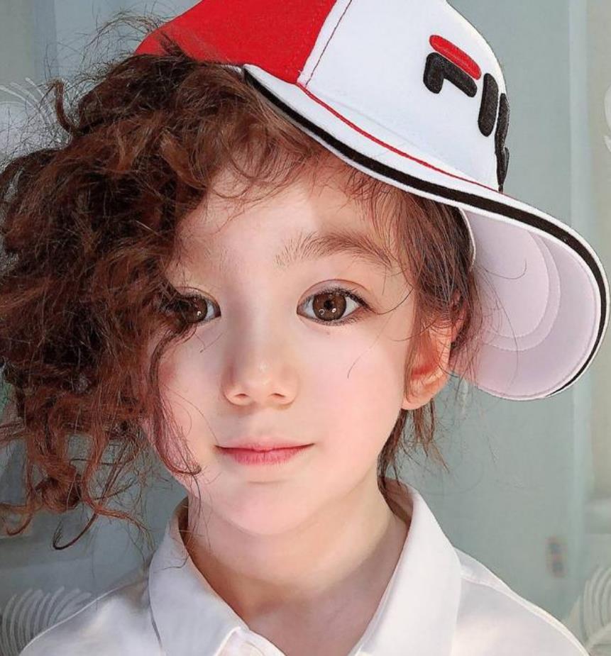 先来看看小卷,他是二十不惑这部电视剧里的小角色,扮演者名字叫做周明